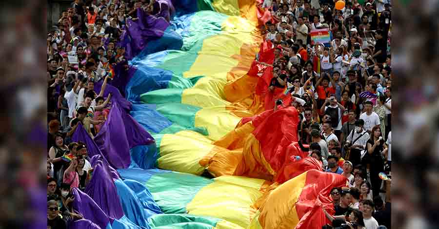 ဘန်ကောက်တွင် လိင်တူချစ်သူအရေး လှုပ်ရှားသူများ သက်တံရောင်အလံ လွှင့်ထူချီတက် 