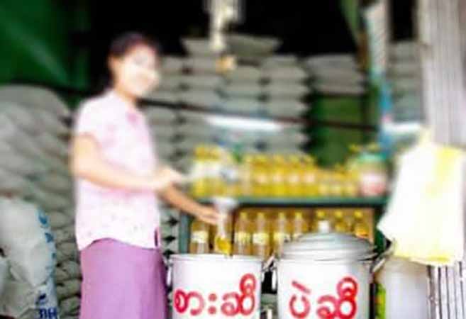 ဧရာဝတီတိုင်းတွင် စားအုန်းဆီဈေးထပ်တက်ပြီး ပြတ်လပ်၊ အသေးစား မုန့်လုပ်ငန်းများ ရပ်နား