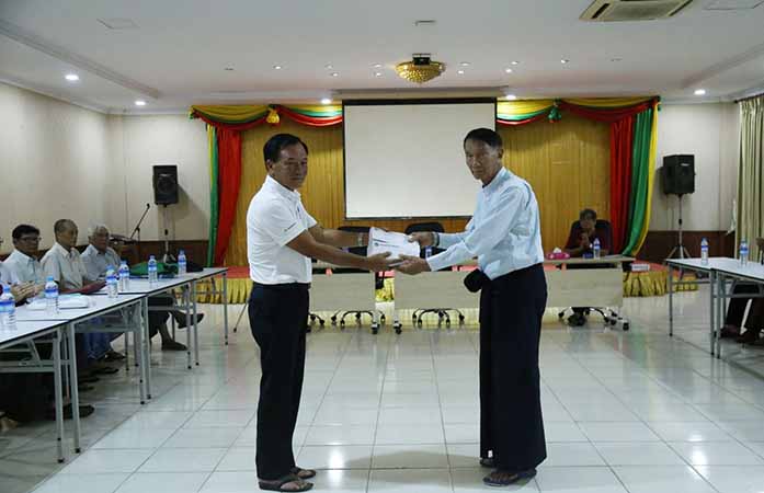 နိုင်ငံ့ဂုဏ်ဆောင် ရွှေခေတ်လက်ရွေးစင်ဘောလုံးသမားဟောင်းများကို ထောက်ပံ့ငွေပေးအပ်