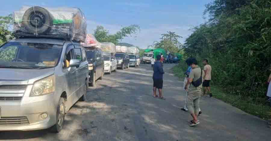 ပူတာအိုသို့ စားသောက်ကုန်ကားများ ထွက်ခွာ၊ တီးတိန်က တံတား ၁ စင်းကို စစ်တပ် ဖျက်ဆီး