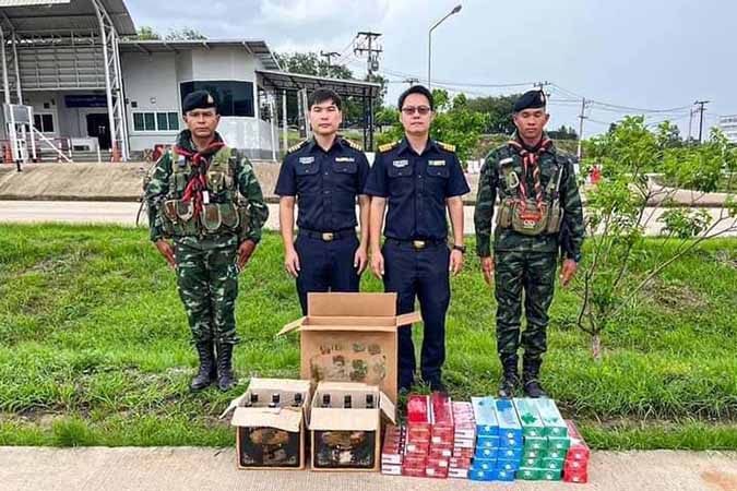 တရားမဝင်တင်သွင်းလာသည့် မြန်မာဆေးလိပ်နှင့် အရက် ထိုင်းစစ်တပ် ဖမ်းဆီး