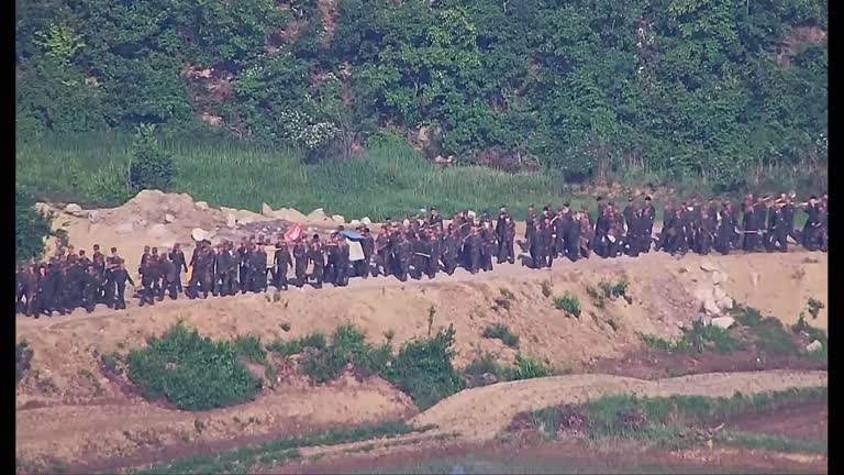 နယ်နိမိတ်မျဉ်း ဖြတ်ကျော်လာသည့် မြောက်ကိုရီးယားစစ်သားများကို သတိပေးပစ်ခတ်