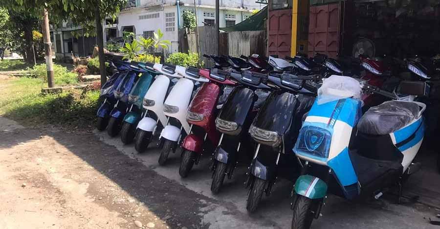 စက်သုံးဆီ ပြတ်လာသဖြင့် မြစ်ကြီးနားတွင် ဘက်ထရီဆိုင်ကယ်စီးသူများလာ