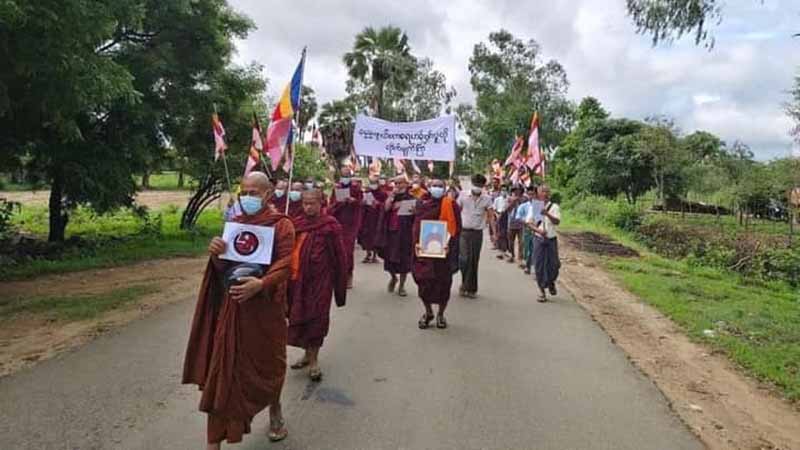 မြိုင်မြို့နယ်တွင် သံဃာတော်များ ပတ္တနိက္ကုဇ္ဇနကံဆောင်ပြီး ချီတက်ဆန္ဒပြ (ဓာတ်ပုံ) 