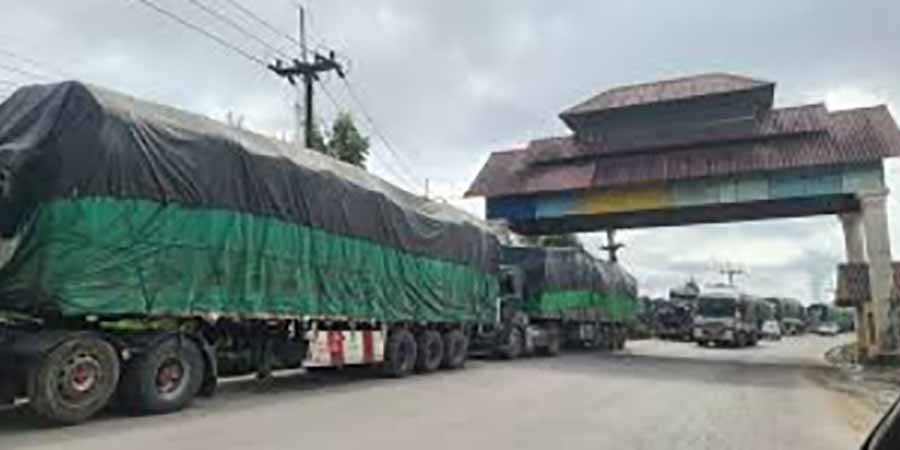 ကုန်စည်စီးဆင်းမှု ပြတ်တောက်၊ မြဝတီမြို့ခံများ မဲဆောက်က စားသောက်ကုန်များ ပြန်ဝယ်ရ