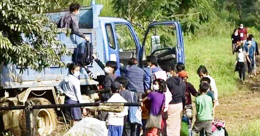 မတ္တရာတွင် တိုက်ပွဲဖြစ်ပြီး စစ်တပ်က ဗုံးကြဲသဖြင့် ဒေသခံများ ထွက်ပြေးနေရ၊ နွားထိုးကြီး၌ နေအိမ် မီးရှို့ ဖျက်ဆီး