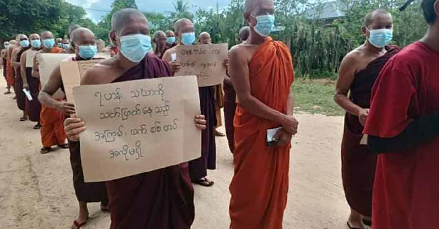 မြင်းခြံနှင့် ရေဦး သံဃာတော်များ စစ်ကောင်စီတပ်ကို ပတ္တနိက္ကုဇ္ဇနကံဆောင်သပိတ်မှောက်