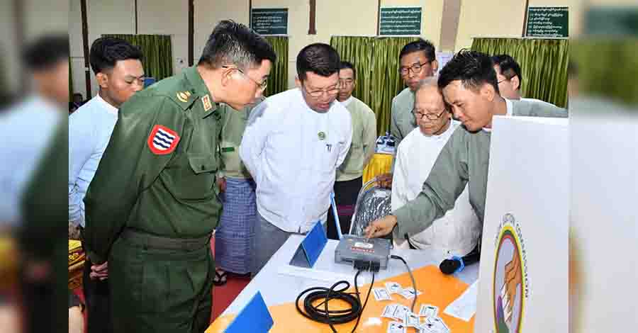 ပုသိမ်တွင် ဝန်ထမ်းများကို မြန်မာအီလက်ထရောနစ် မဲပေးစက်ဖြင့် စမ်းသပ်မဲပေးခိုင်း