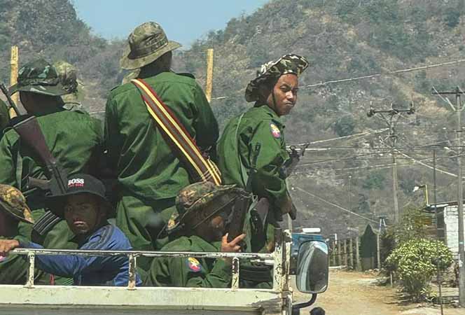 ပင်လောင်းတွင် စစ်ကောင်စီနှင့် PNO ပြည်သူ့စစ်အတွက် ရှေ့တန်းအထိ ထမင်းထုပ်ပို့ပေးရ