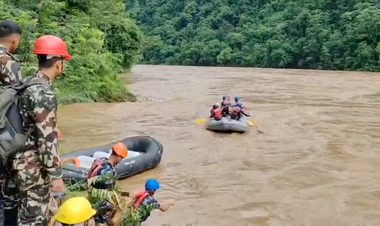 နီပေါမြေပြိုမှုအတွင်း ဘတ်စ်ကား ၂ စီး မြစ်ထဲထိုးကျ၊  ပျောက်ဆုံးနေသူ ၆၅ ဦးကို ရှာဖွေ