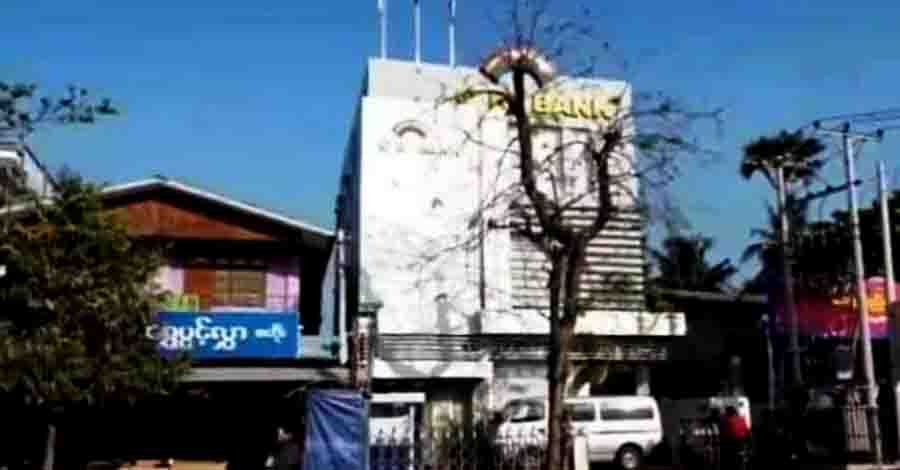 စဉ့်ကူးမြို့ခံများ တိမ်းရှောင်၊ စစ်သားများက ဘဏ်နှင့်အိမ်များကို ဖောက်ထွင်းခိုးယူ