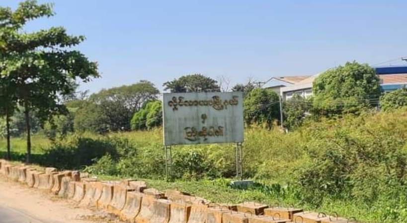 လှိုင်သာယာတွင် စစ်တပ်က စက်ရုံကြိုပို့ကားများကို စစ်ဆေးနေ