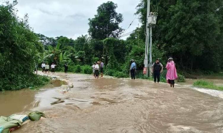 သထုံရထားလမ်း မိုင်းဆွဲခံရပြီး မော်လမြိုင်-ရန်ကုန်ရထားလမ်းချော်၊ ညောင်ကျိုး-အင်္ဂပူလမ်း ရေကျော်ပြီး ယာဉ်များပိတ်မိ