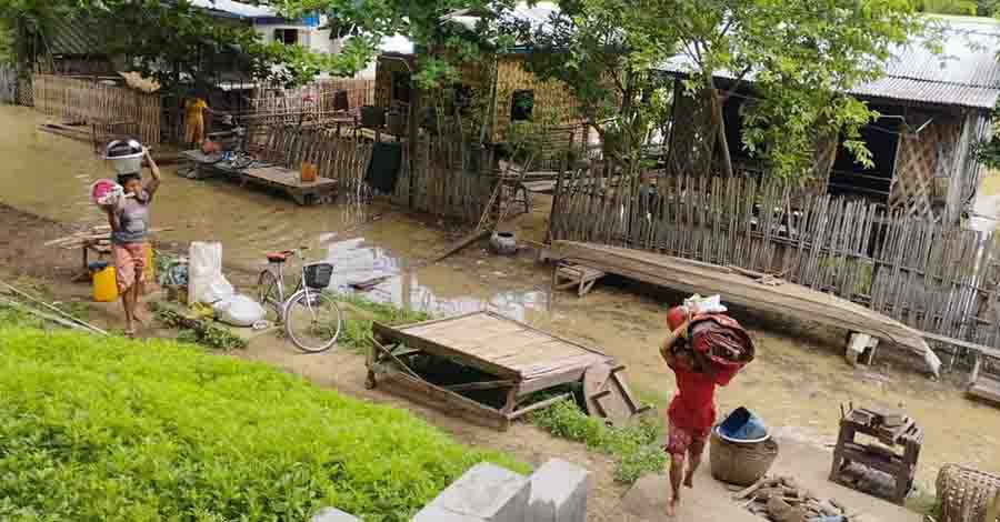 ရေကြီးနေသည့် ကံမမြို့တွင် ကယ်ဆယ်ရေးမလုပ်ဘဲ လောင်းကစားဝိုင်းနှင့်ဈေးရောင်းပွဲ ပြုလုပ်နေ
