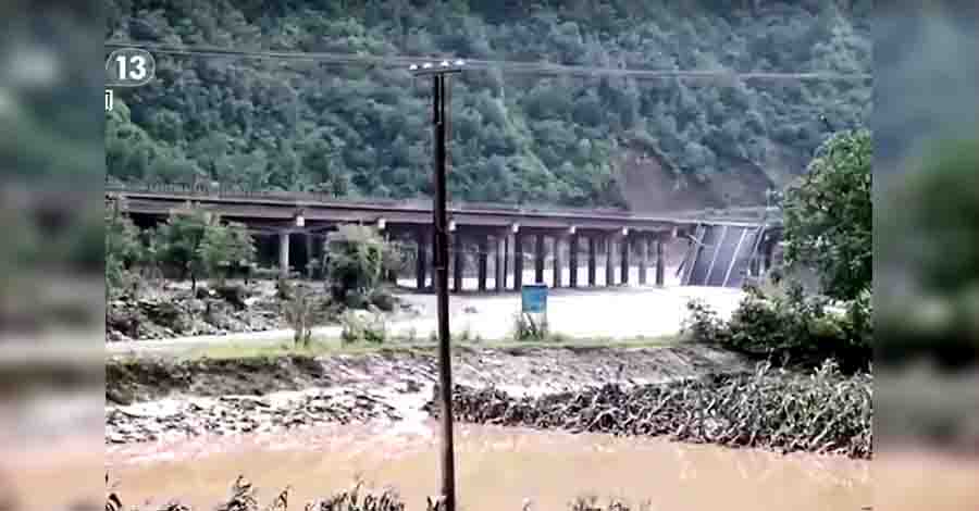 တရုတ်နိုင်ငံ၌ တံတားကျိုးကျပြီး လူ ၁၁ ဦး သေဆုံး၊ ၃၀ ကျော် ပျောက်ဆုံး