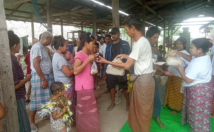 ရွှေဘိုတွင် စစ်ကောင်စီတပ်စခန်း ဒရုန်းဖြင့် တိုက်ခိုက်ခံရ၊ စစ်ရှောင်စခန်း ၂ ခုကို ပရဟိတအဖွဲ့က ရိက္ခာ လှူဒါန်း 