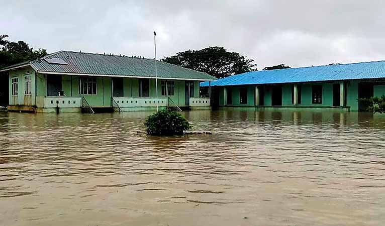 ဧရာဝတီတိုင်း၌ မြစ်ရေကြီးပြီး လူပေါင်းထောင်ချီရေဘေးသင့်၊ လယ်ယာစိုက်ခင်းများပျက်စီး၊ စာသင်ကျောင်းများပိတ် 