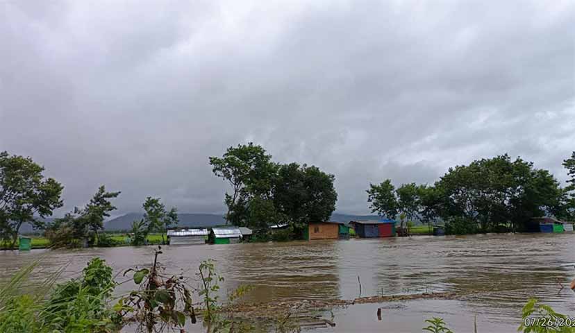 မိုးဗြဲရေကာတာတံခါးဖွင့်ချလိုက်သဖြင့်  စစ်ဘေးရှောင်များ အရေးပေါ် ပြောင်းရွှေ့ 