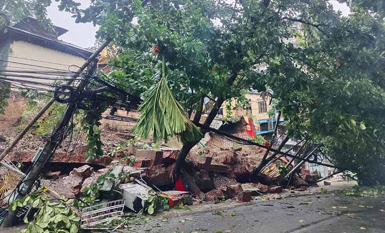 စမ်းချောင်းတွင် အုတ်တံတိုင်းပြိုကျပြီး ထမင်းဆိုင်နှင့် ကားများပျက်စီး