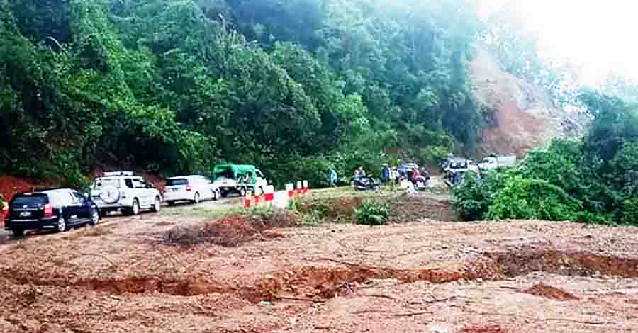 ဂွ-ငါးသိုင်းချောင်းလမ်း၌ တောင်ပြိုကျပြီး ကားများပိတ်မိနေ