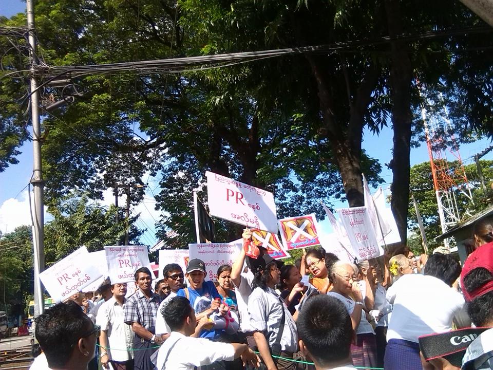 ပီအာစနစ္ တင္သြင္းသည့္ လႊတ္ေတာ္ကိုယ္စားလွယ္ကို ကန္႔ကြက္ဆႏၵျပ 