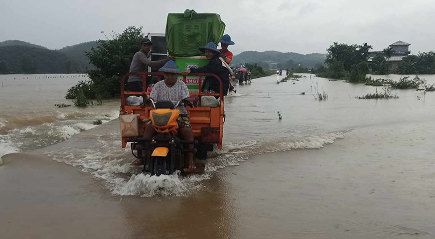 သထုံတွင် မိုးသည်းထန်ပြီး ရေကြီး၊ ကျေးရွာ ၂၀ ခန့် ရေနစ်မြုပ်၊ တနင်္သာရီရေဘေး ကူညီရန် အခက်တွေ့