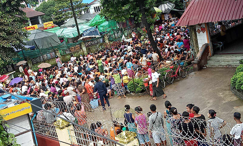 ရန်ကုန်တွင် စားသုံးဆီဝယ်ယူခွင့်ရရန် ပြည်သူများအချိန်ကြာမြင့်စွာတန်းစီ စောင့်ဆိုင်းနေရ 