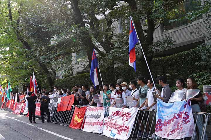 ရှစ်လေးလုံး အရေးတော်ပုံ  ၃၆ နှစ် ပြည့်နေ့တွင် တိုကျိုရှိ မြန်မာသံရုံးရှေ့  ဆန္ဒပြ  (ဓာတ်ပုံ) 