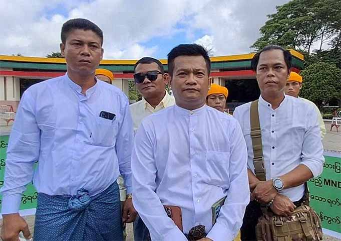 နေပြည်တော်တွင် ဟာသသရုပ်ဆောင် ဒိန်းဒေါင် ဦးဆောင်ပြီး MNDAA အဖွဲ့ကို ဆန္ဒပြ