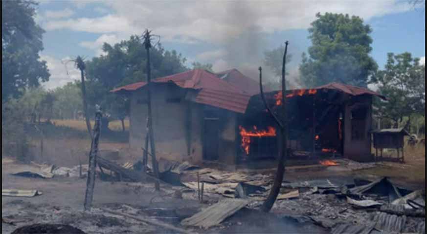 ယင်းမာပင်တွင် လက်နက်ကြီးကြောင့် ပြည်သူ ၁ ဦး နှလုံးရပ်သေ၊ အိမ် ၄၀ ကျော် မီးရှို့ခံရ