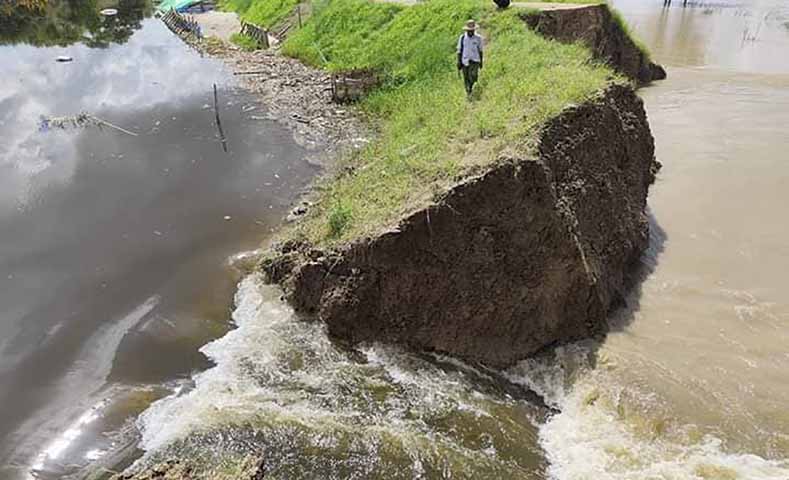 ဟင်္သာတမြို့နယ်၊ ဖောင်ဆိပ်ရွာအနီးက ရေကာတာပြိုလာသဖြင့် အိမ်များပြောင်းရွှေ့