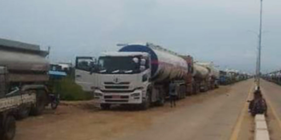 သီလဝါဆိပ်ကမ်းတွင် ဆီတင်ယာဉ်များ တန်းစီစောင့်နေရ