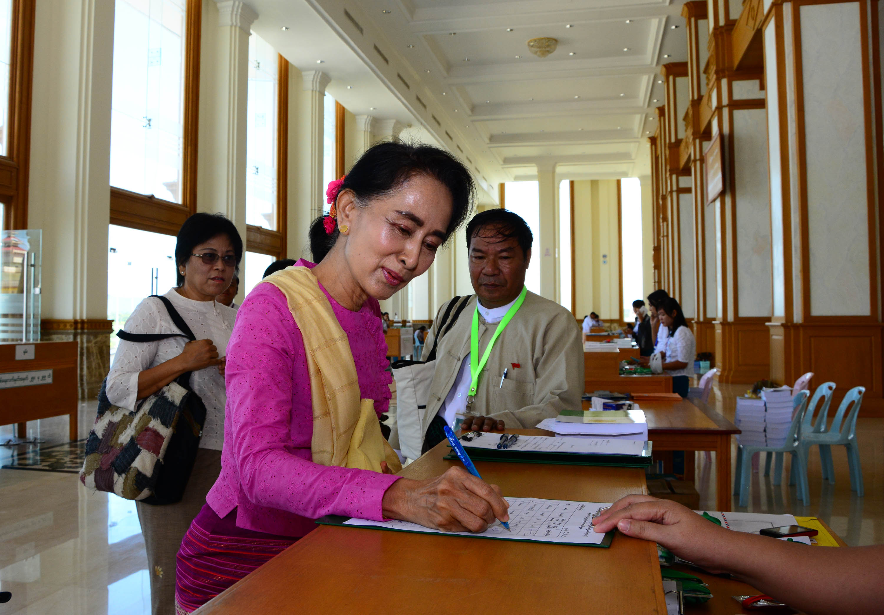 ေဒၚေအာင္ဆန္းစုၾကည္ ျပည္သူ႔လႊတ္ေတာ္ တက္ေရာက္လာစဥ္ (ဓာတ္ပုံ)