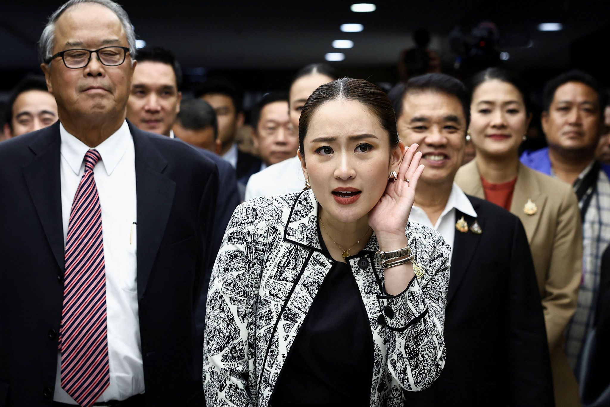 အနိုင်ကို ဦးစားပေးတဲ့ ထိုင်းနဲ့ အခိုင်မှာ ငြိတွယ်နေတဲ့ မြန်မာတို့ရဲ့ နိုင်ငံရေးလားရာများ