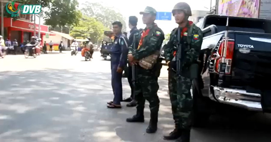 ဘားအံမြို့နယ်၌  ပြည်သူ့စစ်များ လက်နက်ပြန်အပ်ပြီး နုတ်ထွက်