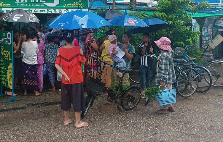 ရန်ကုန်တွင် ဆန်နှင့် ဆီရမည်ဟုဆိုကာ အိမ်ထောင်စုစာရင်းနှင့် ဧည့်စာရင်းမိတ္တူများ တောင်းခံ