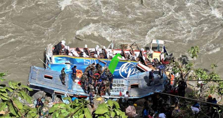 နီပေါတွင် မြစ်ထဲ ဘတ်စ်ကားထိုးကျပြီး လူ ၁၄ ဦး သေဆုံး၊ ၁၆ ဦး ဒဏ်ရာရ