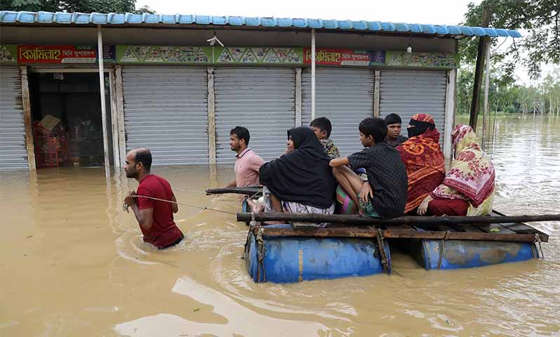 ဘင်္ဂလားဒေ့ရှ်တွင် မိုးကြီးရေလျှံပြီး ၁၃ ဦးသေဆုံး၊ နေအိမ်များနစ်မြုပ်၍ လူသန်းချီ သောင်တင်