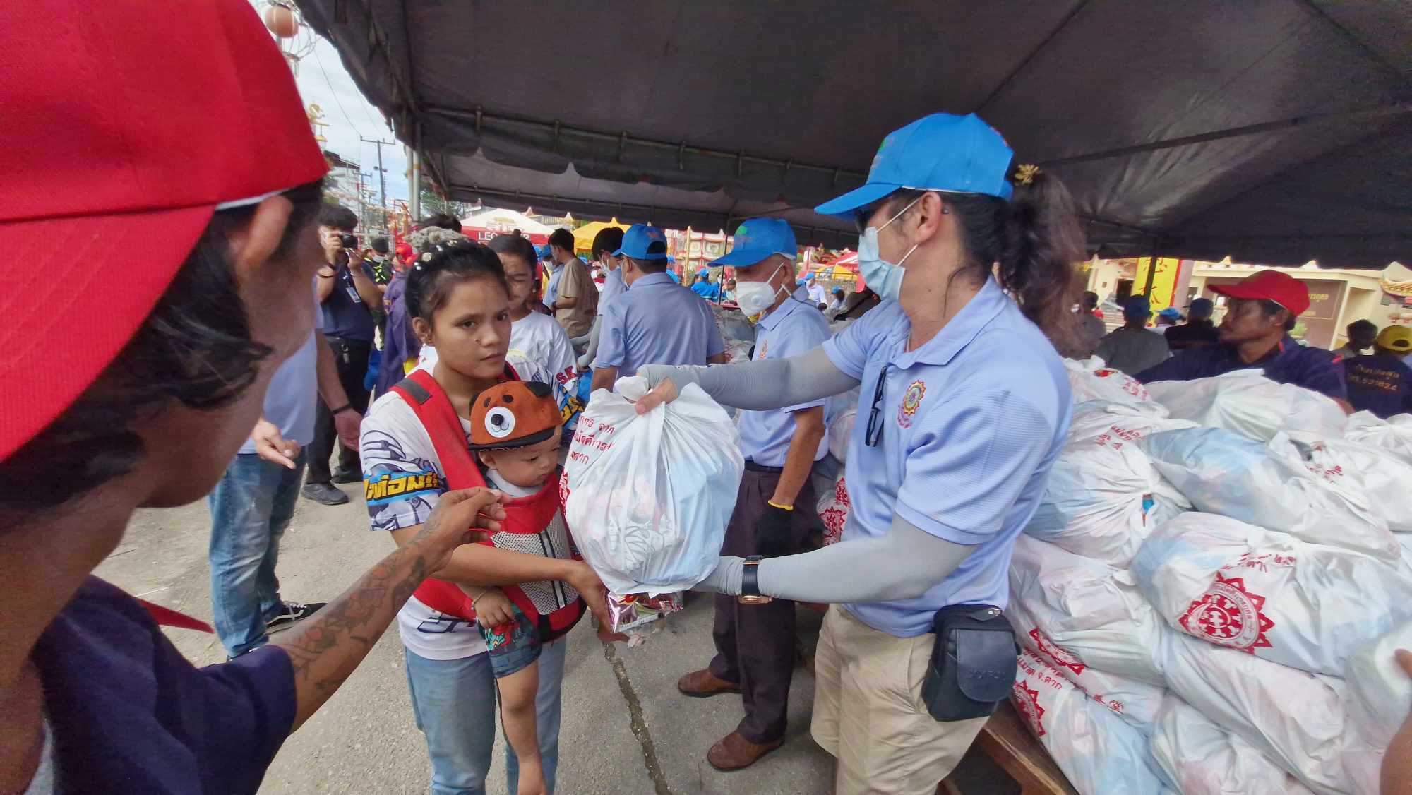 မဲဆောက် ဆန်လှူပွဲတွင် မြန်မာနိုင်ငံသားများ ကြိတ်ကြိတ်တိုး စည်ကား (ဓာတ်ပုံ) 