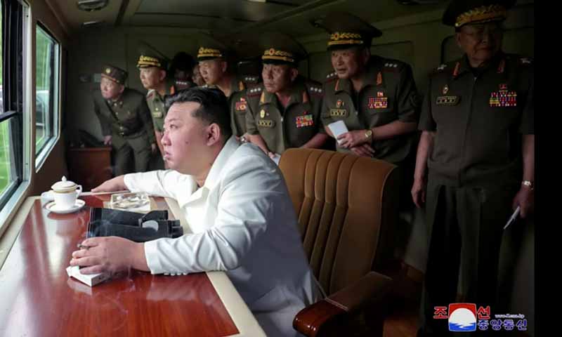 မြောက်ကိုရီးယားခေါင်းဆောင် ကင်မ်ဂျုံအန်း ဒုံးပစ်လောင်ချာ စမ်းသပ်ပစ်ခတ်မှုကို ကြည့်ရှု