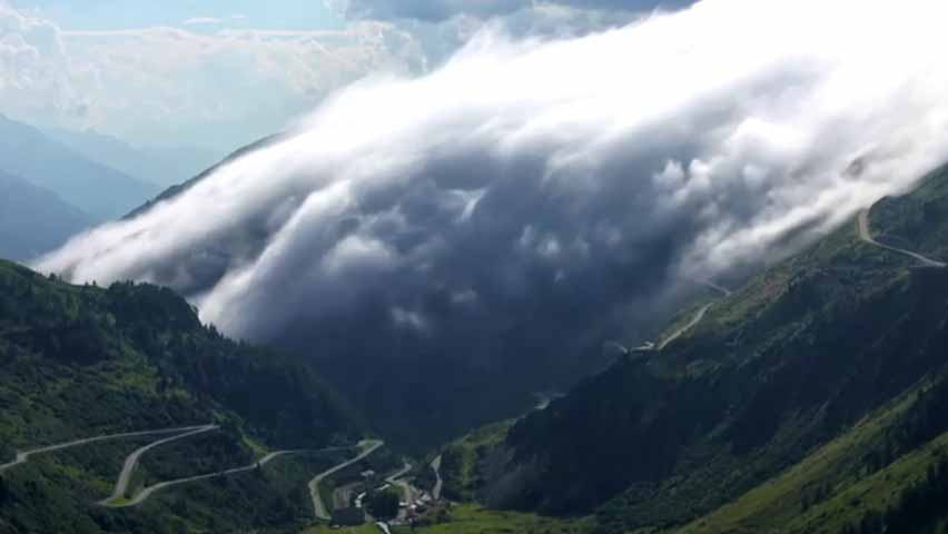 ဆွစ် အဲ့ပ်စ်တောင်တန်းပေါ်  တိမ်တိုက်မြစ်ကြီးဖြစ်ပေါ်