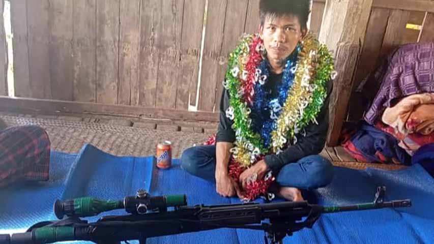ထီးလင်းမြို့က စစ်ကောင်စီတပ်ဖွဲ့ဝင် ၁ ဦး စနိုက်ပါသေနတ် ၁ လက်နှင့်အတူ အလင်းဝင်
