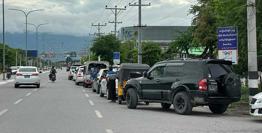 ရန်ကုန်နှင့်မန္တလေးတို့တွင် ဆီတန်းစီနေရပြန်၊ မြို့အချို့က ဆီဆိုင်များ ပိတ်ထားရ