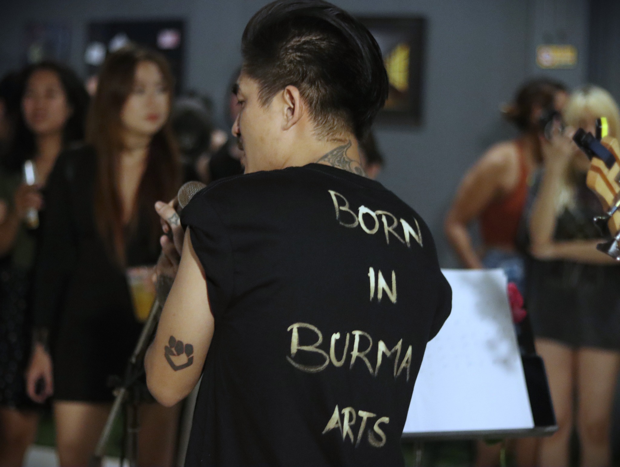 မြန်မာလူငယ်ဂီတအဖွဲ့ Born In Burma Arts  ချင်းမိုင်တွင် ဖျော်ဖြေ (ဓာတ်ပုံ) 