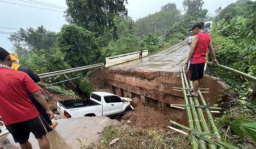 ထိုင်း-မြန်မာနယ်စပ် အုန်းဖန်တွင် မိုးသည်းထန်ပြီး တံတားကျိုးကျ၊ ကား ၁ စီးပါထိုးကျ 