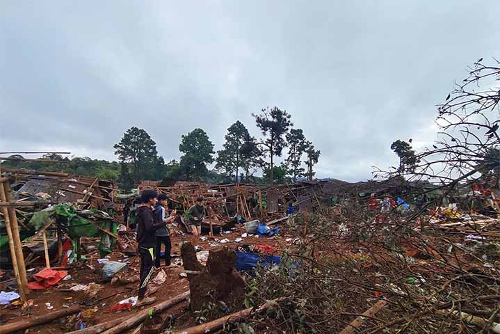 ဖယ်ခုံမြို့နယ်ရှိ စစ်ရှောင်စခန်းကို စစ်တပ်က လေယာဉ်ဖြင့် ဗုံးကြဲ၊  ကလေး ၇ ဦးအပါအဝင် ၉ ဦး သေဆုံး