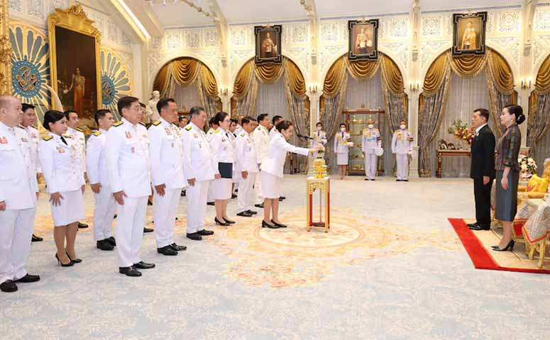 ထိုင်းဝန်ကြီးချုပ်သစ် ဖဲထောင်းထန်းရှင်နာဝပ် ကျမ်းသစ္စာကျိန်ဆို