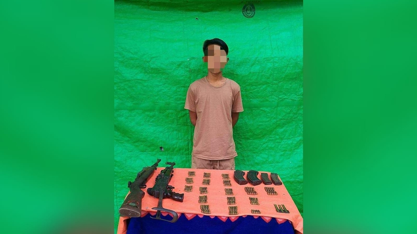 ကလေးစစ်သား ၁ ဦး သေနတ် ၂ လက်နှင့်အတူအလင်းဝင်