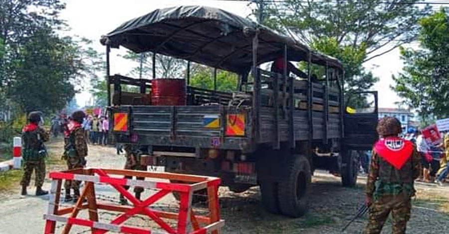 မြင်းခြံတွင် စစ်တပ် ပစ်ခတ်မှုကြောင့် အမျိုးသမီး ၃ ဦး သေဆုံး၊ မင်းတုန်းပြည်သူများ လူသားဒိုင်းအဖြစ် ဖမ်းဆီးခံရ