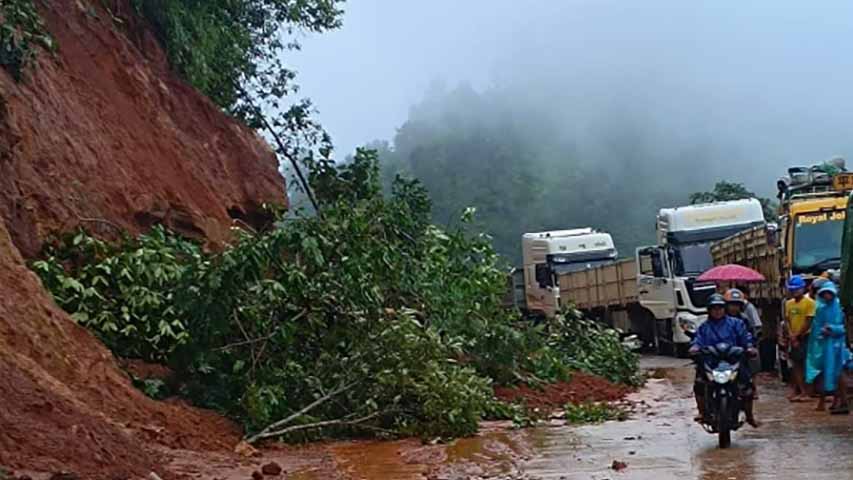 လွိုင်လင်နှင့် မိုင်းပွန်ကြား ရေကြီးမြေပြိုပြီး လမ်းပန်းဆက်သွယ်ရေး ခက်ခဲနေ